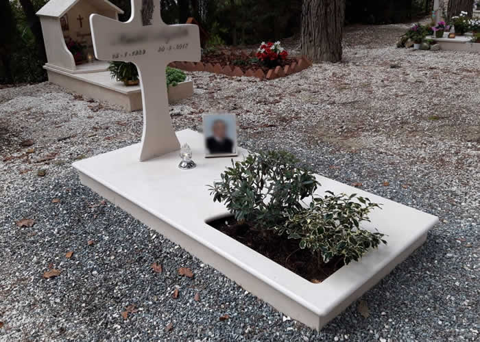 Lavorazione marmo per tombe a terra