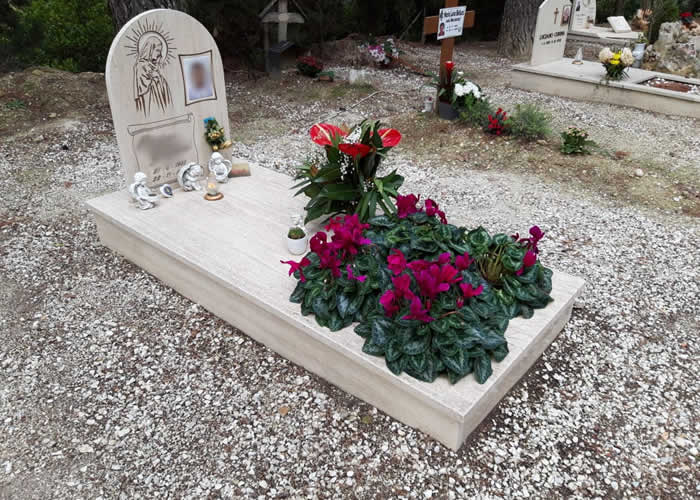 Lavorazione marmo per tombe a terra
