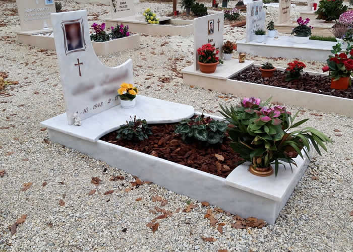 Lavorazione marmo per tombe a terra