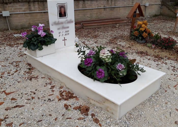 Lavorazione marmo per tombe a terra
