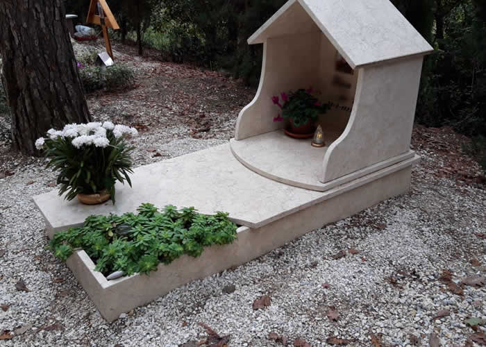 Lavorazione marmo per tombe a terra